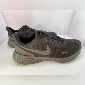 Nike Revolution 5 Black Grey Running Shoes BQ3204-001 Men's Size 10.5